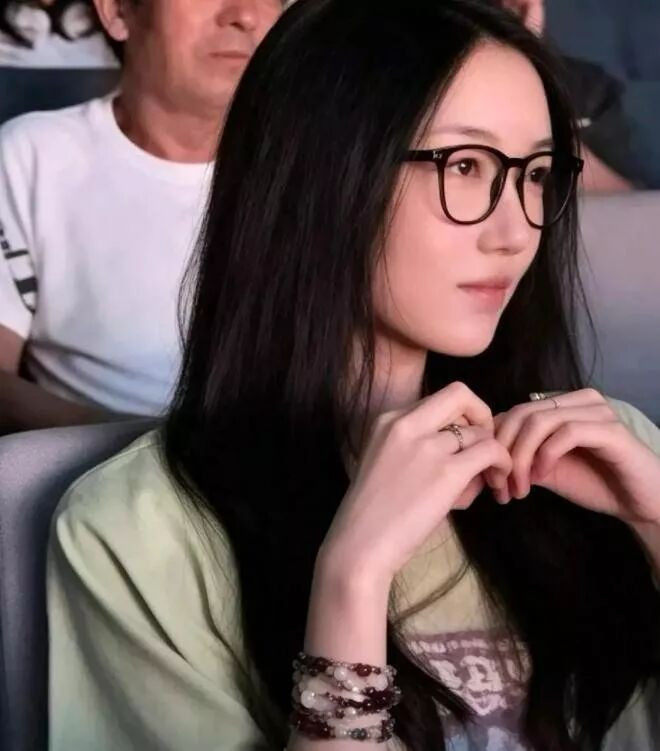 李嫣身穿短袖低调现身 身形高挑气质和妈妈一样