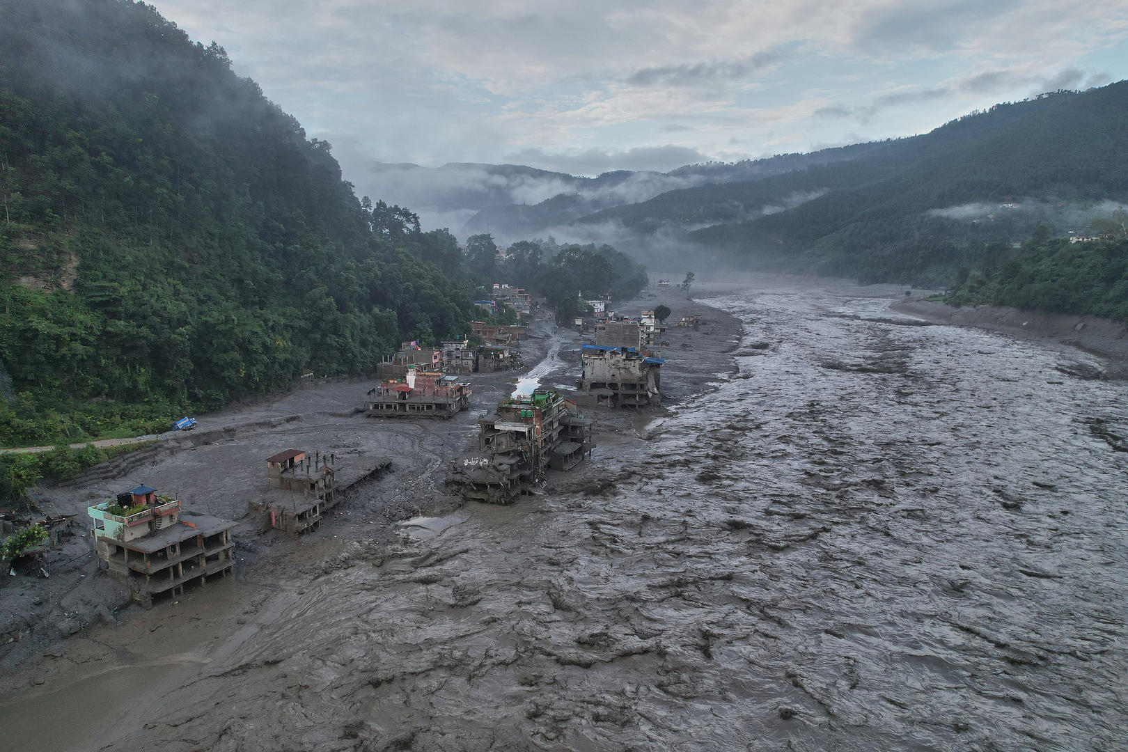 ▲当地时间2026年8月30日，尼泊尔努瓦果德县特莱苏里集市地区，特莱苏里河洪水过后的无人机航拍画面，当地发布了新的洪水预警（图据视觉中国）