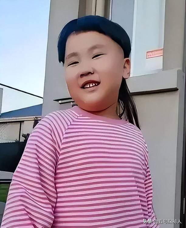 郭德纲二儿子长相太着急 和老妈共用一张脸