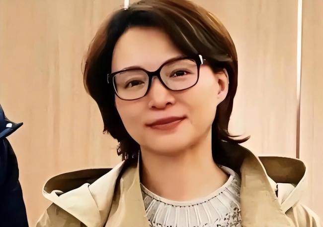52岁董卿突然被曝猛料，终是步入刘晓庆后尘