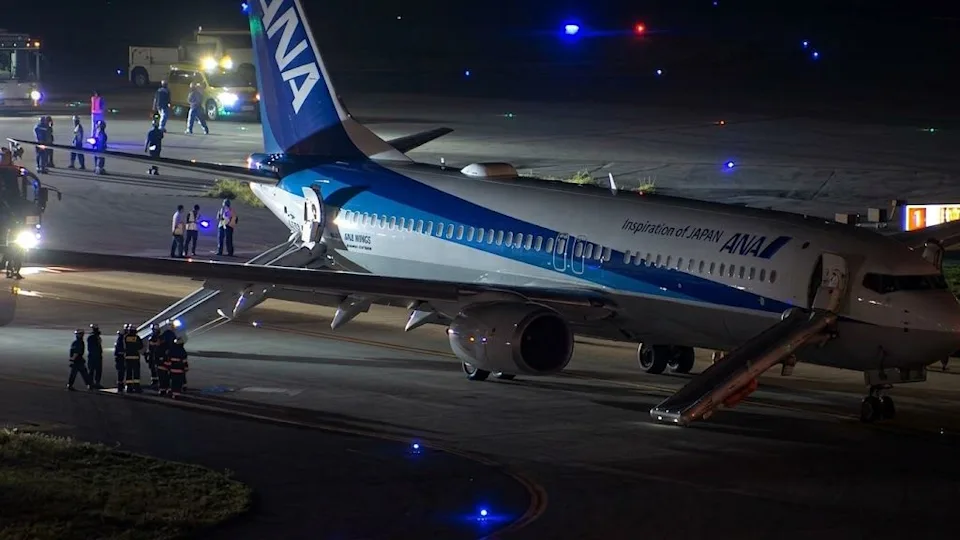 全日空右引擎故障迫降那覇機場，機上載有152名乘客透過逃生滑梯完成緊急疏散。（圖／翻攝自TBS YouTube）