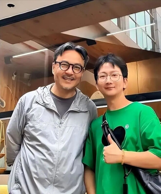 52岁汪涵：一家四口定居长沙 两鬓斑白打扮邋遢（配图17）
