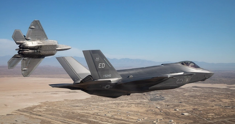 雖然 F-22 (左)與 F-35 (右)都是美軍現役的第五代戰鬥機，但有外媒分析認為， F-35 在未來戰場上的表現很可能遠勝於 F-22 ，強調後者可能僅在近距離格鬥領域保有優勢。&nbsp;&nbsp;&nbsp;圖：翻攝自 騰訊網(資料照)