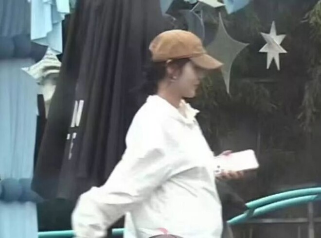 大瓜！曝离婚多年做直播的男明星有儿子了（配图1）