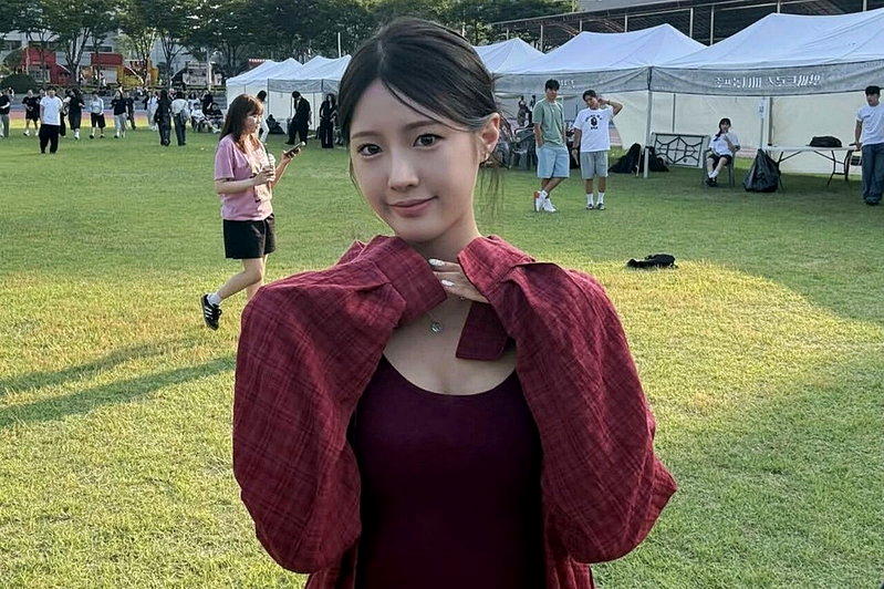 韩国女子锐剑亚运代表队中，年仅20岁的「忙内」梁承慧被形容为「美得像AI生成的虚...