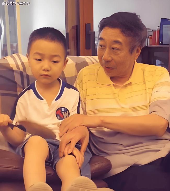 冯巩近况：娶中学同学43年 儿子成为他的骄傲