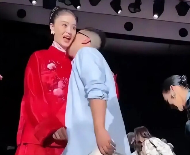 蒋欣被占便宜当场大叫 袭胸吻脖子只是冰山一角（配图1）