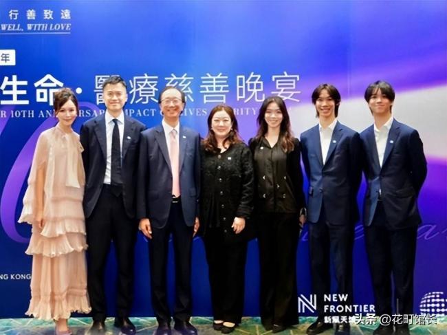 伏明霞全家罕见同框 完全富婆样 女儿似明星