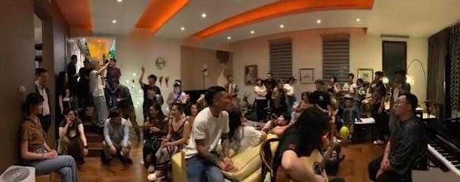 刘欢豪宅：装修值千万，客厅容百人，有私家酒吧