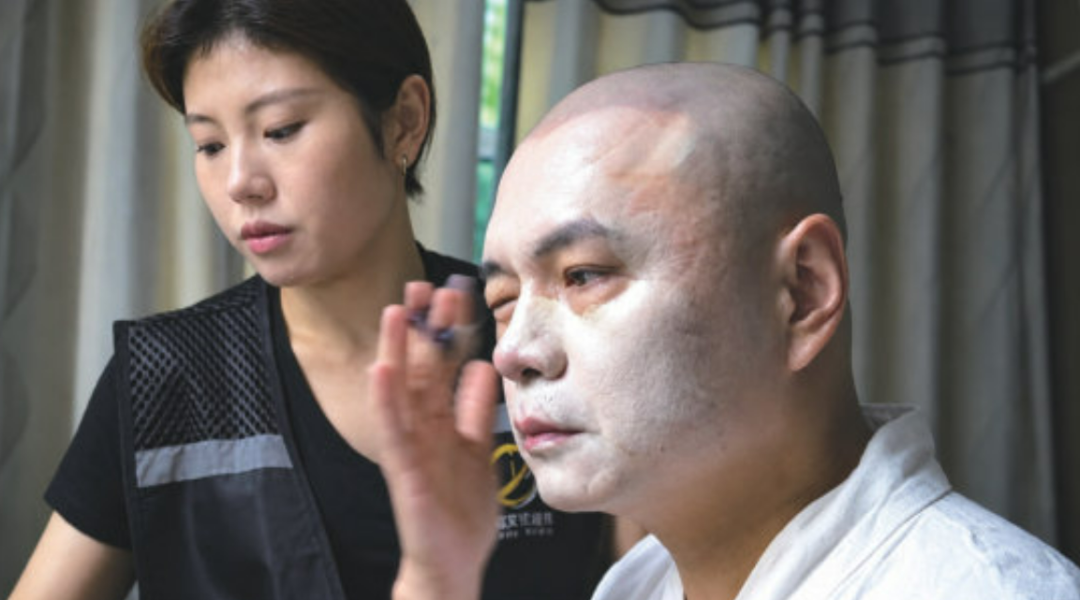 演出前，为了尽快完成化妆，唐僧扮演者家辉会自己动手。（图/“西游群英荟”视频截图）