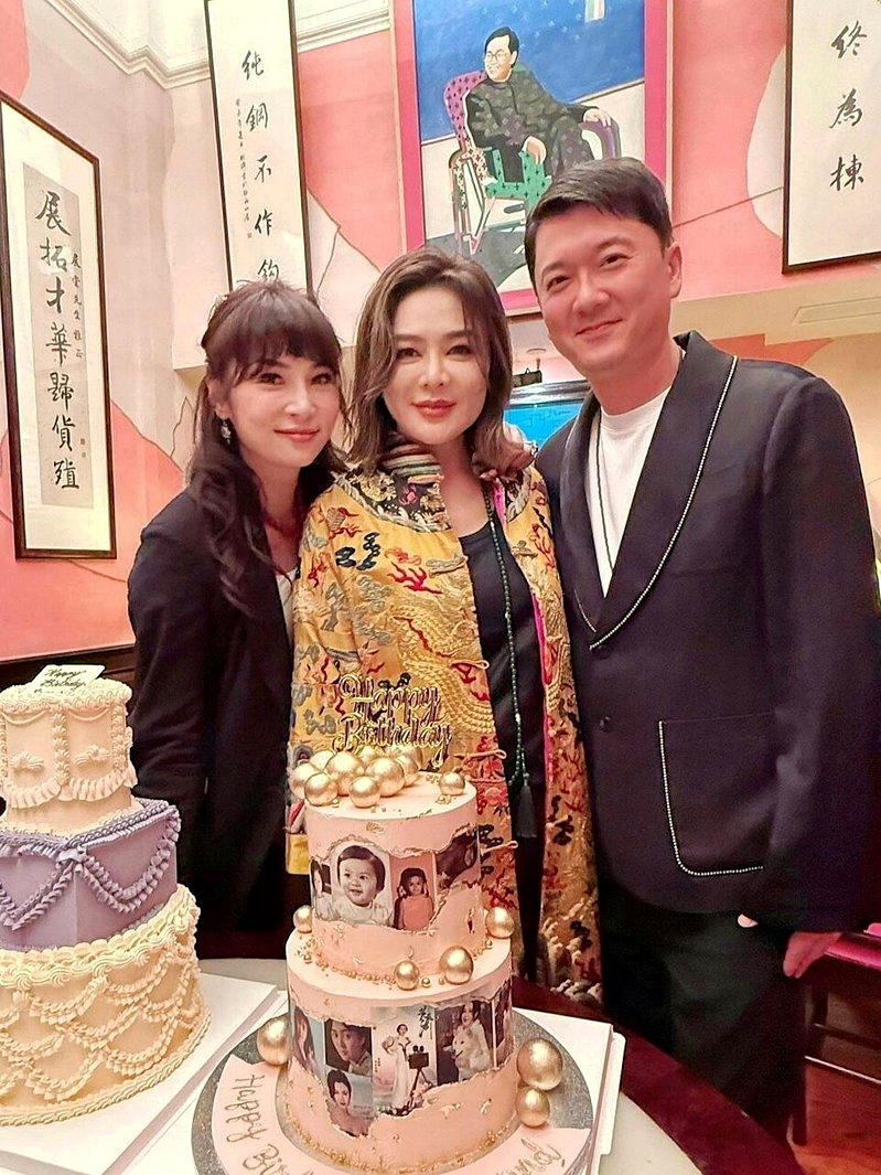 亿万富豪邱子杰（右）2025年帮关之琳（中）庆生。（取材自IG＠jefferyy...