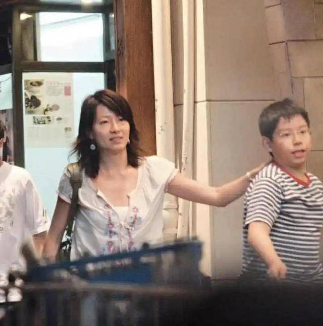 苦了原配：港圈三大佬喊丁克，晚年全都偷当爹