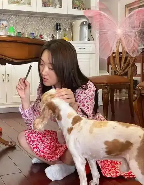 54岁杨钰莹现状：和母亲定居深圳，在豪宅种菜生活惬意，仍未结婚