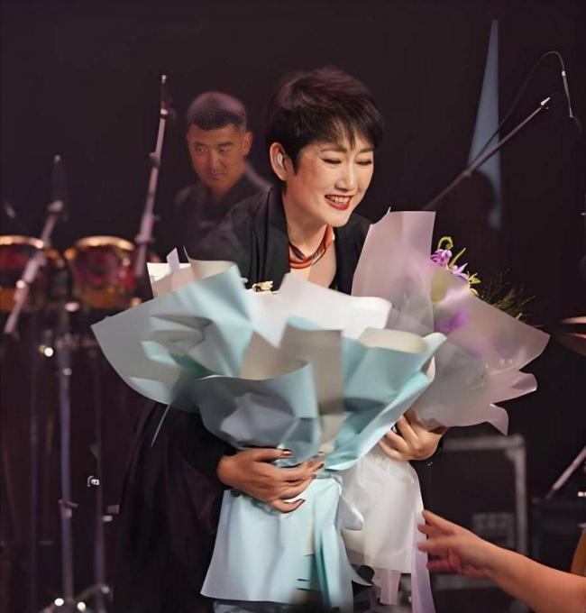 和王刚离婚24年，成方圆已成他高攀不起的样子