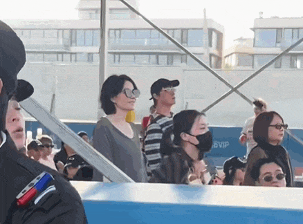 音乐节上王菲又唱又跳 还带火这些品牌