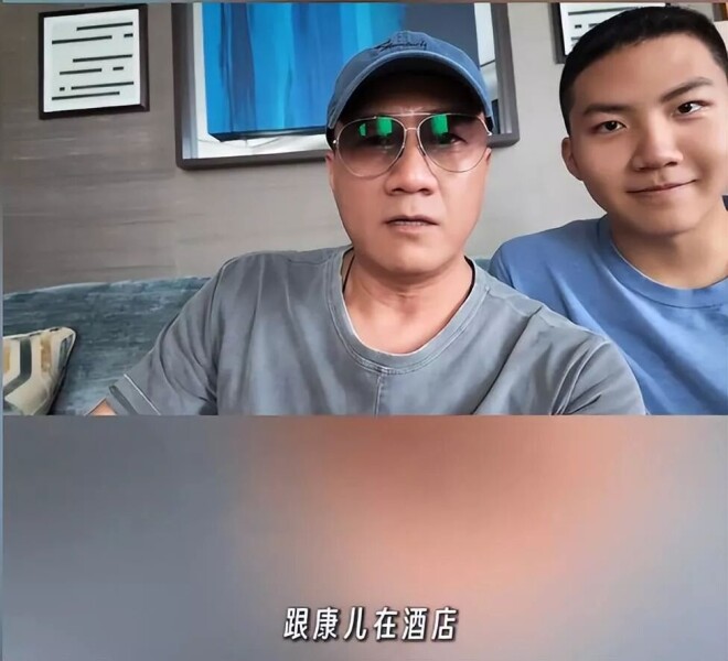 胡军一家四口现身英国 女儿长得像妈妈（配图6）