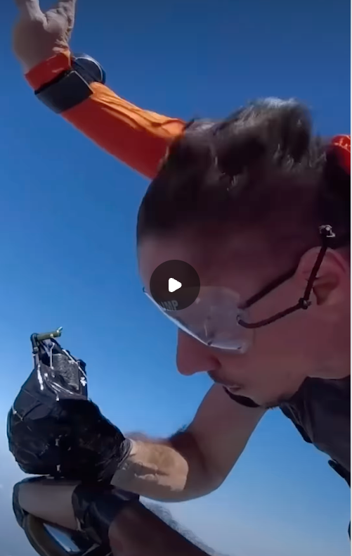 太疯狂了：在约4500米高空 他边跳伞边刺青…