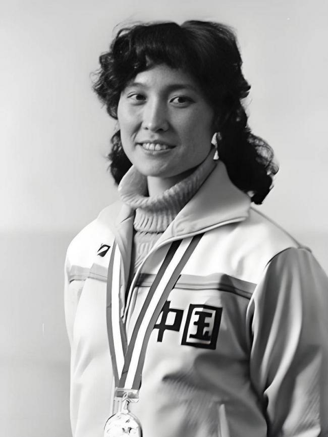 女排首任队长弃官下海，北京有楼女儿是国际超模