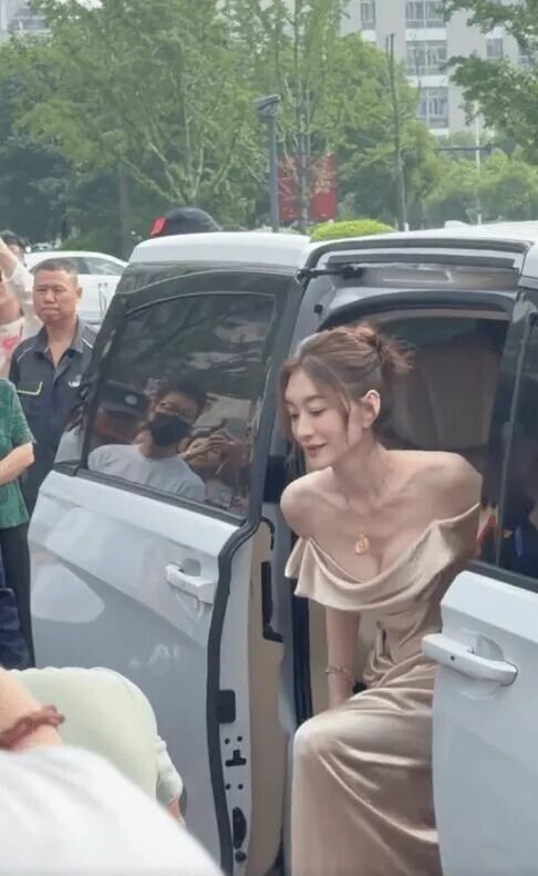 50岁李小冉现身 穿抹胸身材极品白皙（配图12）