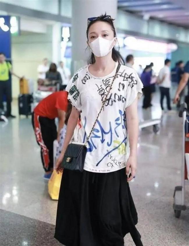 51岁周迅机场生图被拍 像20岁姑娘 全身百元货