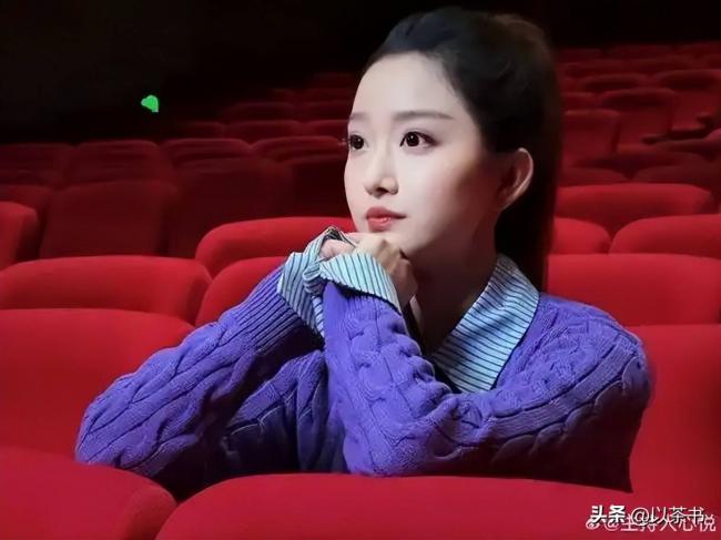 她比董卿知性、比周涛漂亮、39岁未婚育