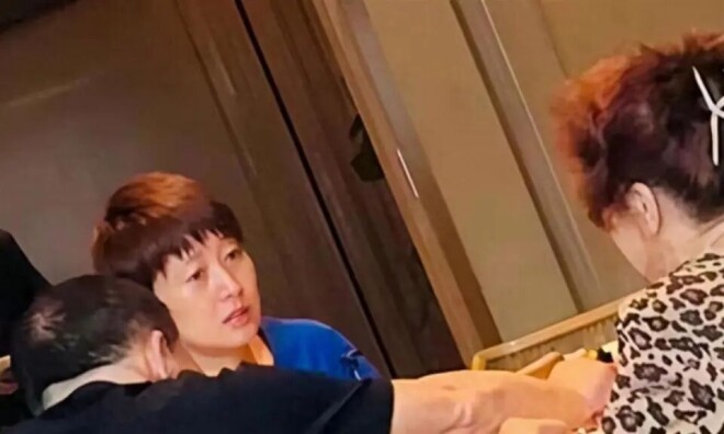 马伊琍素颜和家人吃饭被偶遇 差点没认出来（配图1）