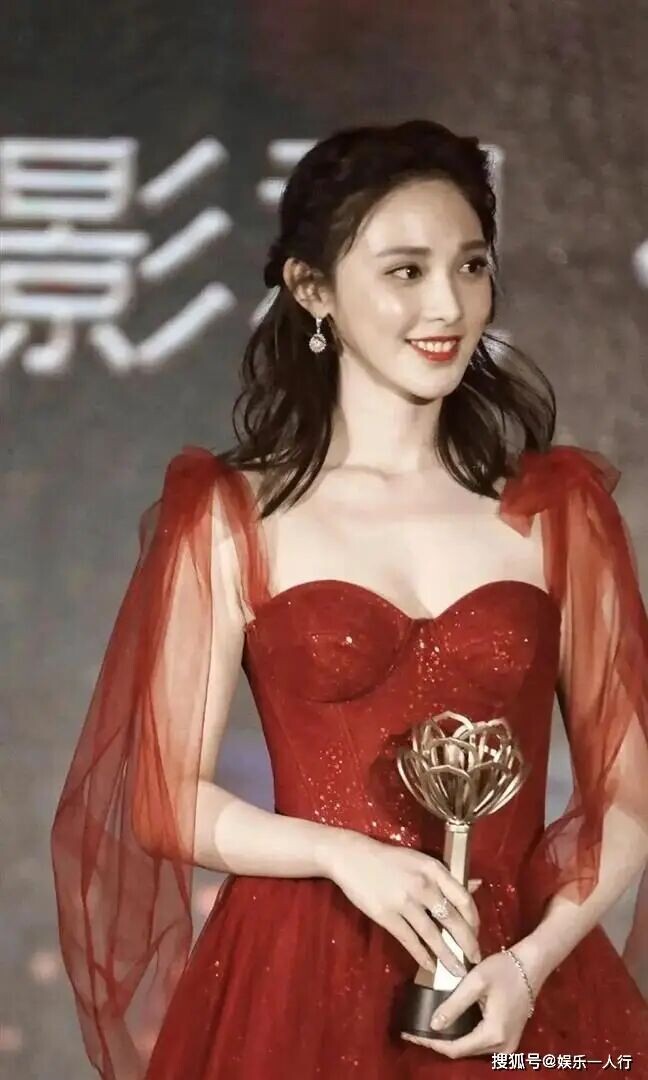 这跟没穿有何不同？35岁女星直播穿搭引发争议（配图2）