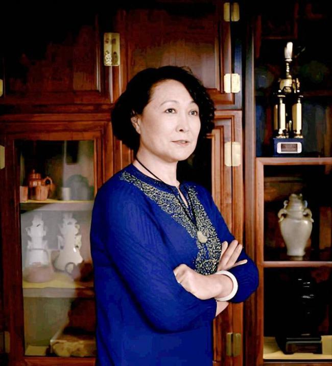 女排首任队长弃官下海，北京有楼女儿是国际超模