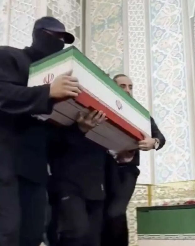 ▲▼伊朗前领袖国葬「惊见神秘蒙面男」。 （图／翻摄X）
