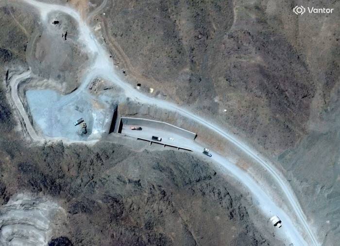 卫星影像显示伊朗「Pickaxe Mountain（镐山）」地下坑道入口。以色列向美方提供情报称，伊朗已将数千具铀浓缩离心机移入这处地下设施。 （路透）