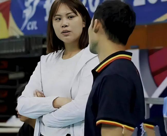 中国女排队长嫁高富帅生俩儿子，如今身居高位