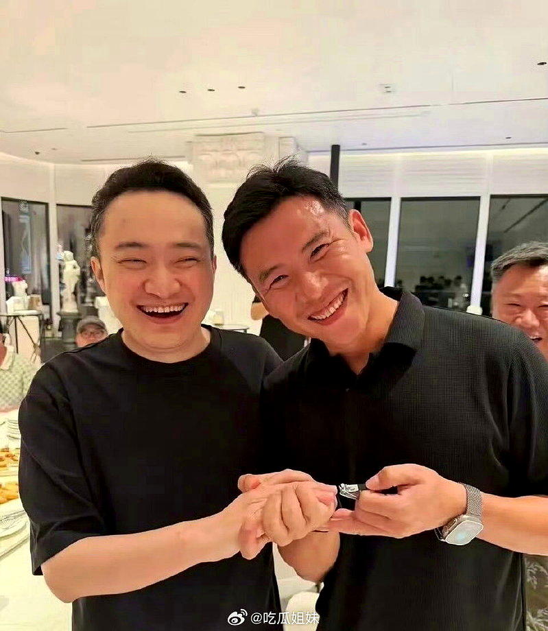 孙宇晨（左）在与币圈人士交流的场合，拿「剪指甲」当梗说笑。（取材自微博）