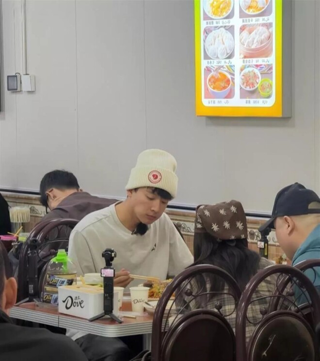 喀什偶遇岳云鹏 三人挤一张桌子吃面十分接地气（配图6）