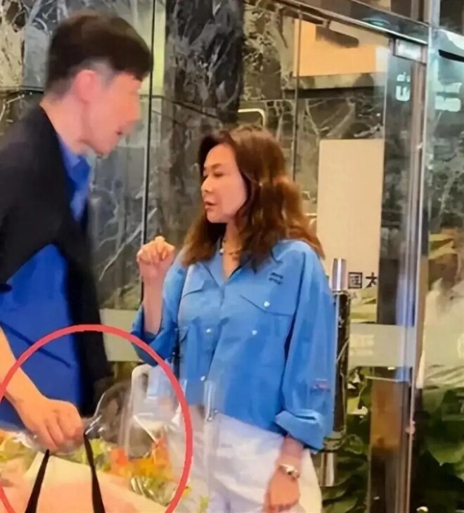 63岁关之琳香港被拍 180男士拎花扶她上车（配图1）