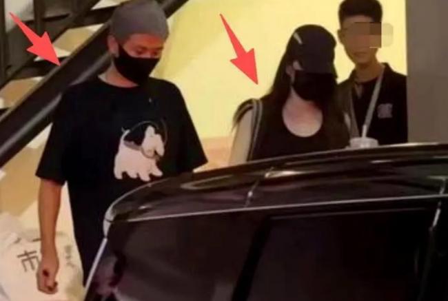 文章带小10岁女友看话剧   她曾与马伊琍合作