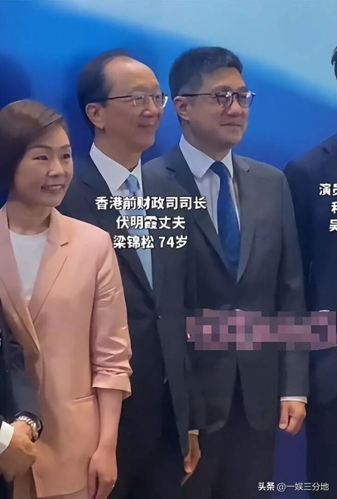 伏明霞74岁丈夫露面 佝偻头秃动作痴（配图4）