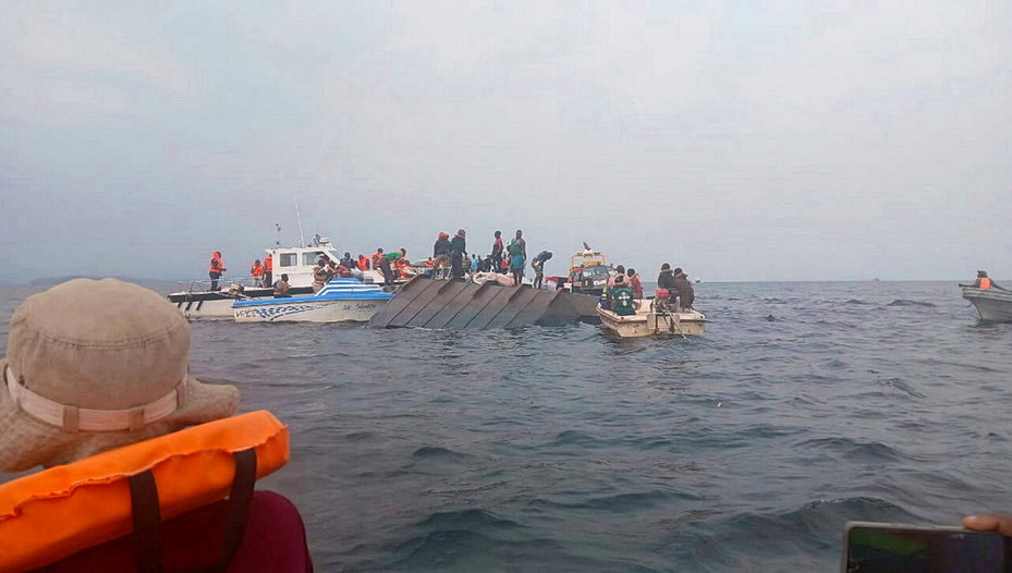 搜救人员持续在卡瑞巴湖（Lake Kariba）寻找渡轮翻覆后的生还者。图／路透
