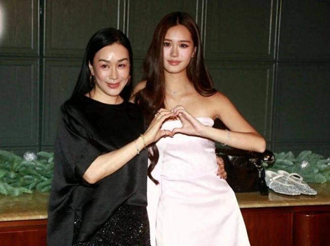香港“一代女神”16岁女儿身材高挑，有意入行