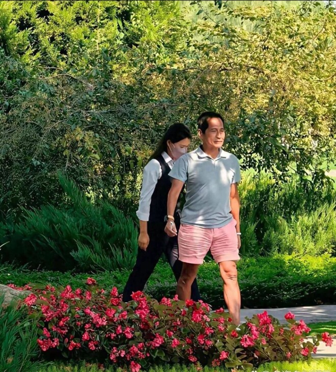 齐秦：在美国和百岁母亲住一起 下台阶都不利索（配图1）