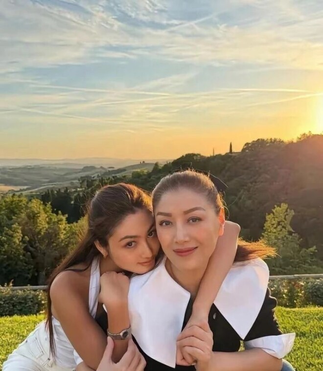 71岁任达华一家三口度假 女儿一手挽爸一手牵妈（配图3）