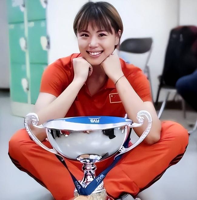 中国女排队长嫁高富帅生俩儿子，如今身居高位