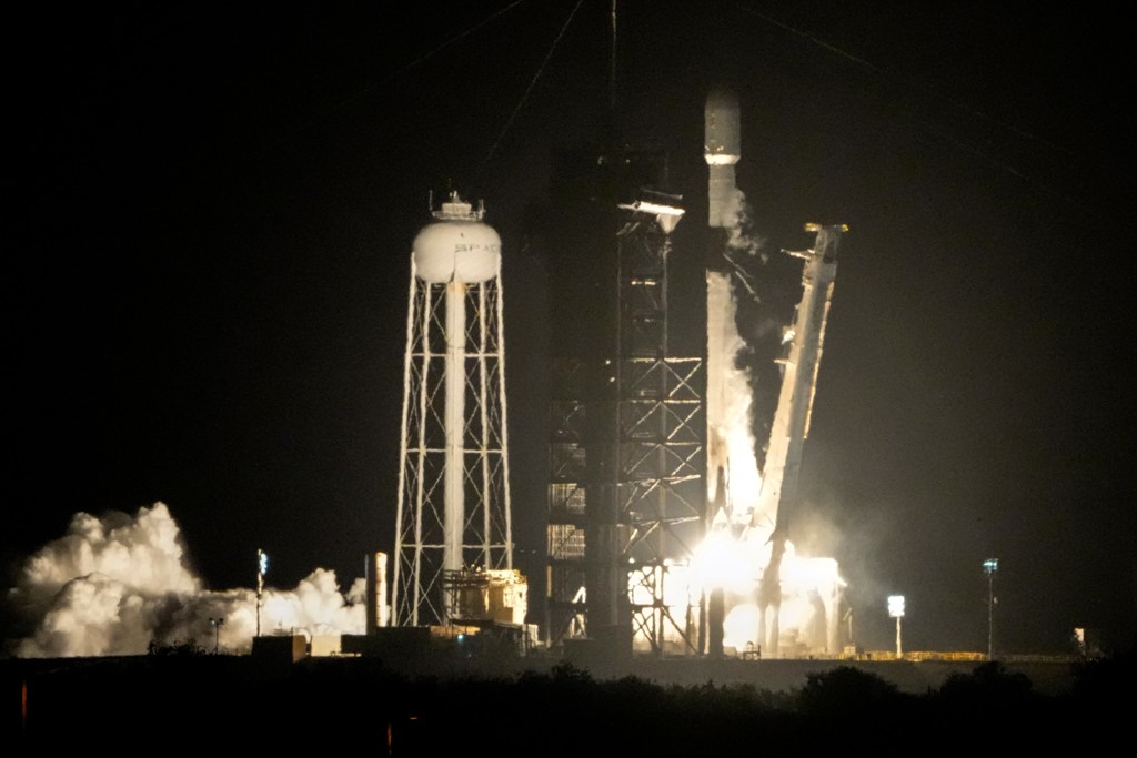 2025年1月15日，SpaceX一枚猎鹰9号（Falcon 9）火箭搭载两具月球登陆器，从美国佛州卡纳维尔角甘迺迪太空中心39A发射台升空。 （美联社／John Raoux，资料照）
