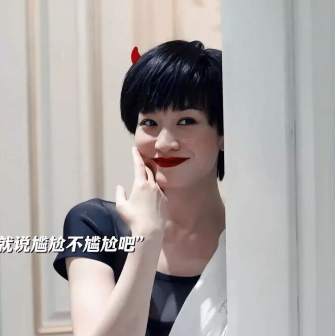 50岁李小冉现身 穿抹胸身材极品白皙（配图3）