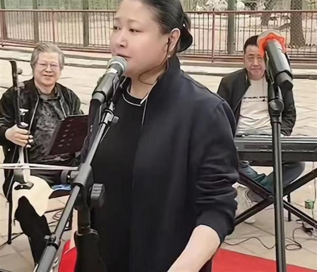 她曾是本山传媒第一美女 如今与昔日判若两人