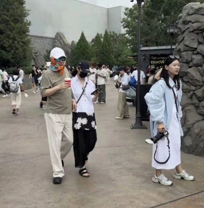 陈建斌夫妇逛环球 蒋勤勤走路姿态像怀孕（配图3）