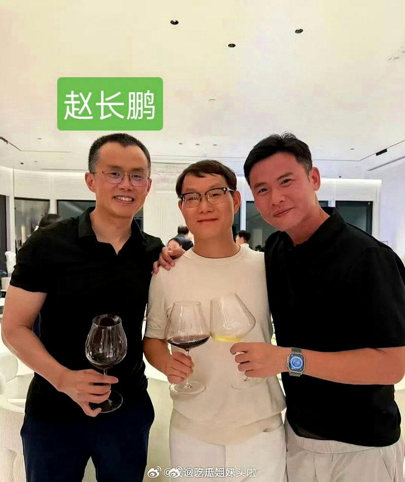 孙宇晨大玩「剪指甲」梗时，赵长鹏（左）疑也在场。（取材自微博）
