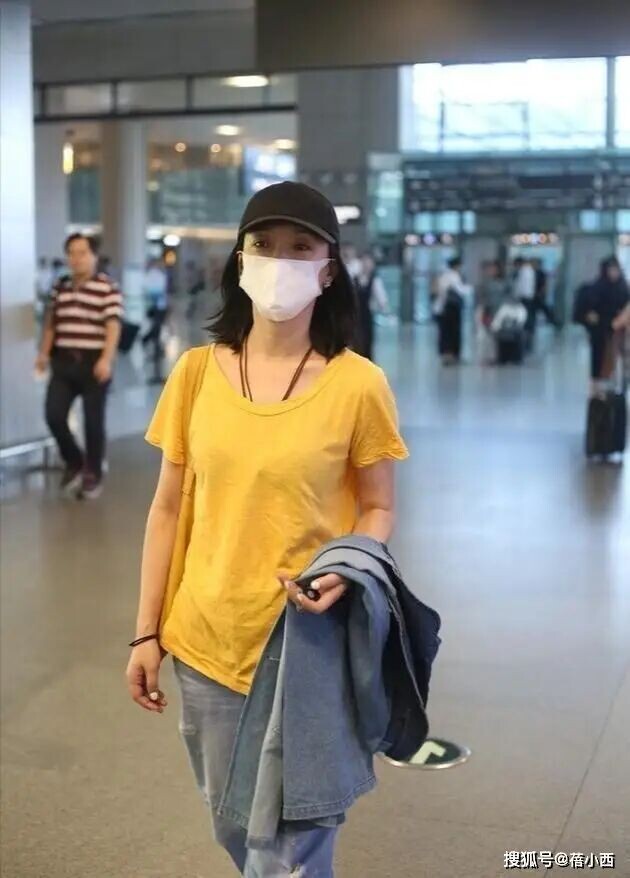 周迅真厉害 “裹2块布”就走机场上半身（配图8）