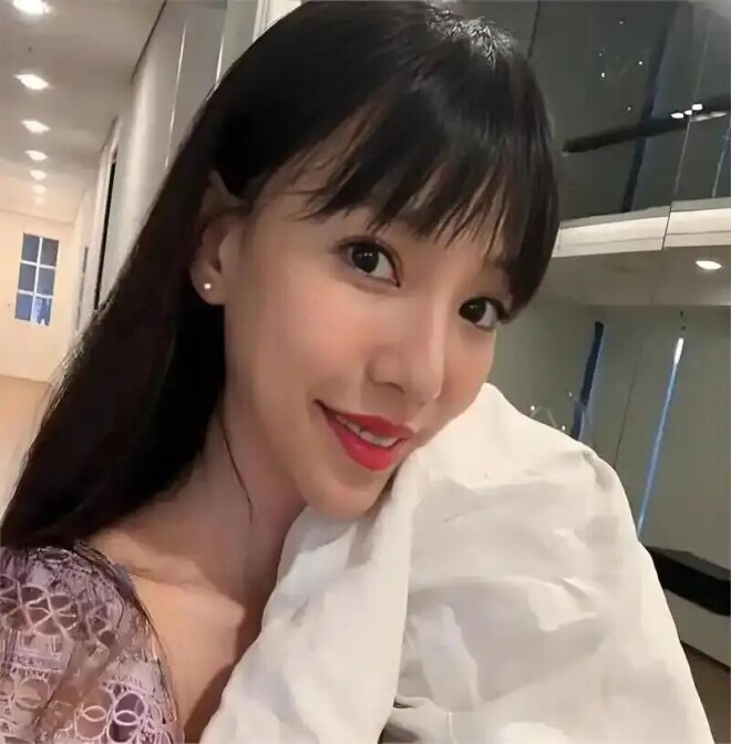 王力宏携父母享受天伦 李靓蕾素颜等公交带三娃（配图16）