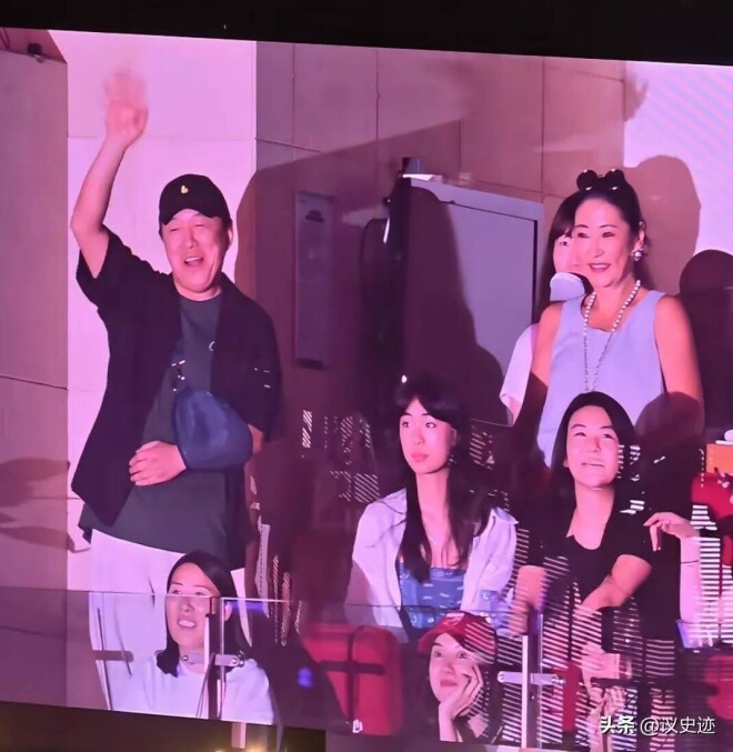那英19岁女儿现身妈妈演唱会 染一头黄发（配图3）