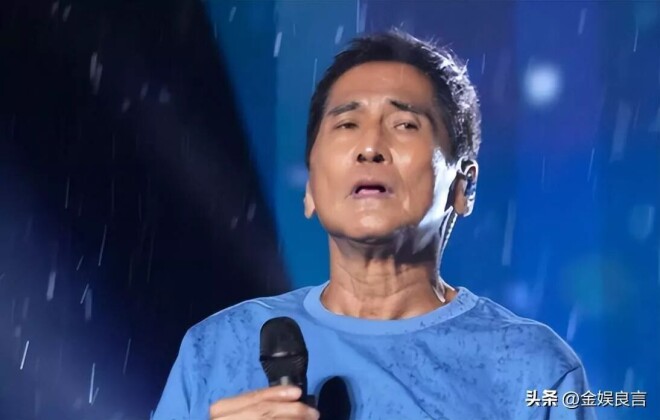 66岁齐秦公园遛弯 额头脱发皮肤黝黑（配图13）